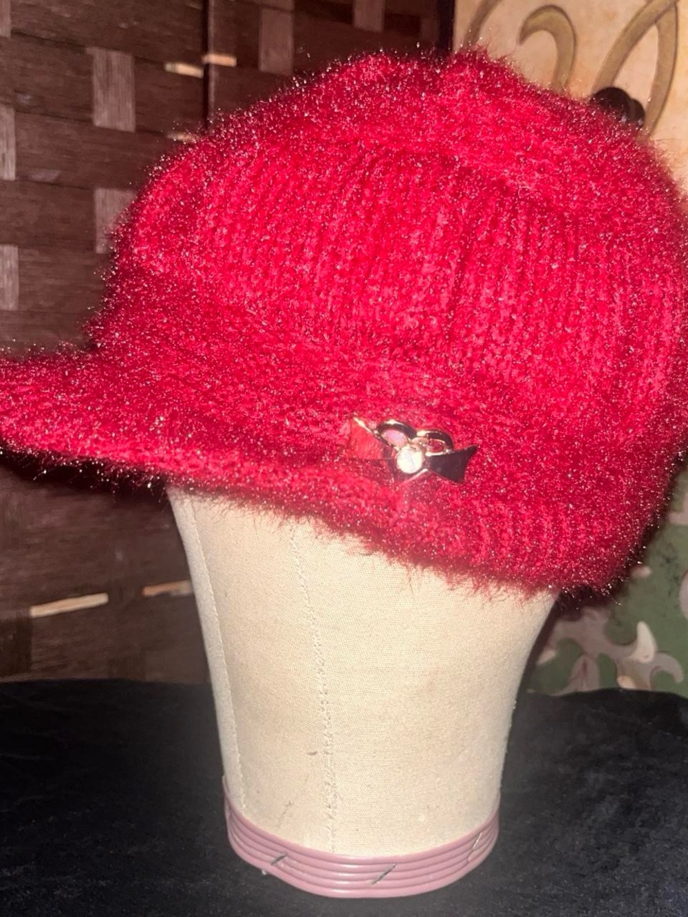 Red fuzzy knit cap with gold detail ! ꨄ